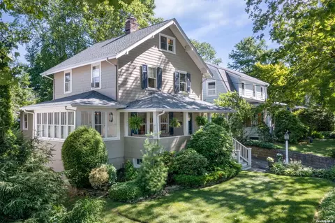 77 Sammis St, Huntington, NY 11743