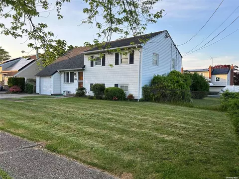 1005 N Monroe Ave, Lindenhurst, NY 11757