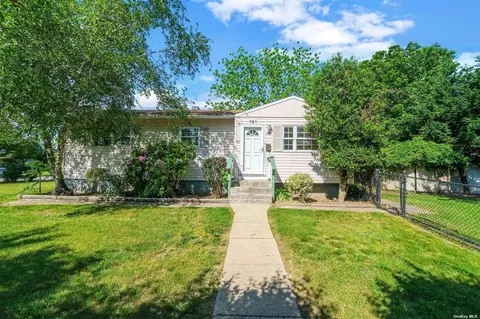 181 Hubbards Path, West Babylon, NY 11704