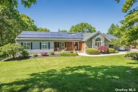 37 Sycamore Ave, Farmingville, NY 11738