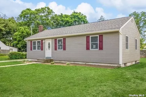 38 Winter Ave, Wheatley Heights, NY 11798