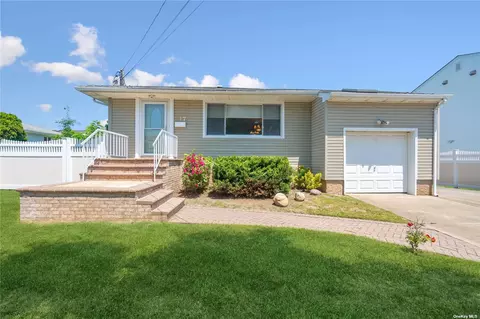 17 Elm St, Massapequa, NY 11758