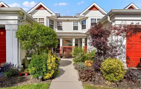 136 Commodore Cir #136, Port Jefferson Station, NY 11776