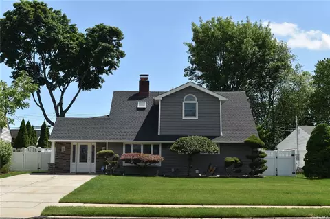 40 Tardy Ln N, Wantagh, NY 11793