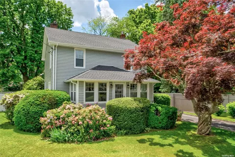 11 Willow Pl, Glen Head, NY 11545