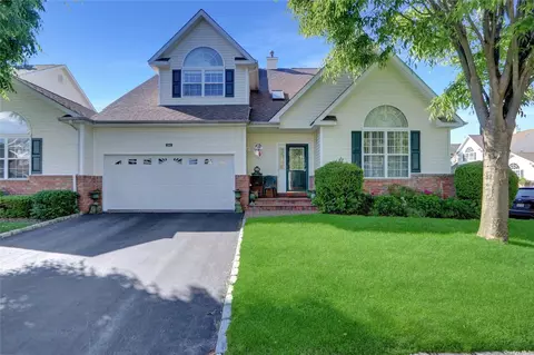 54 Constantine Way #54, Mount Sinai, NY 11766