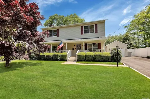 14 Willyn Rd, Blue Point, NY 11715