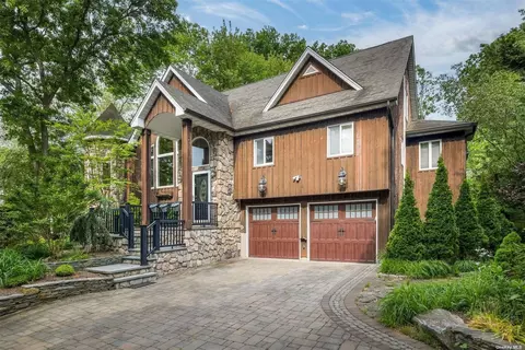 147 Autumn Dr, Hauppauge, NY 11788