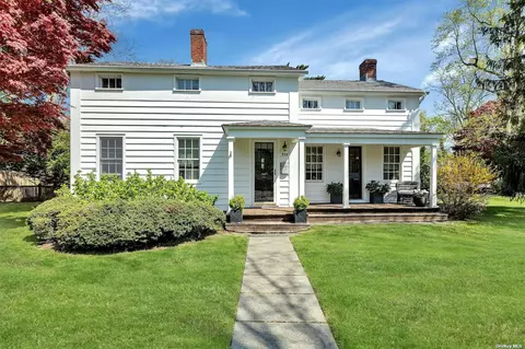 719 Middle Rd, Bayport, NY 11705