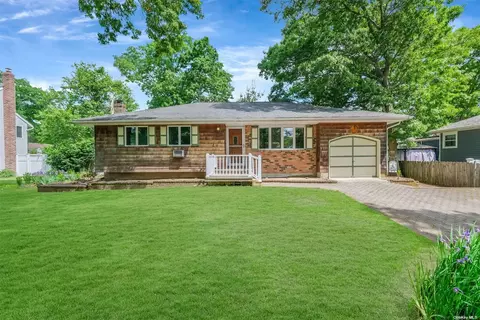 275 Russell Ave, Holbrook, NY 11741