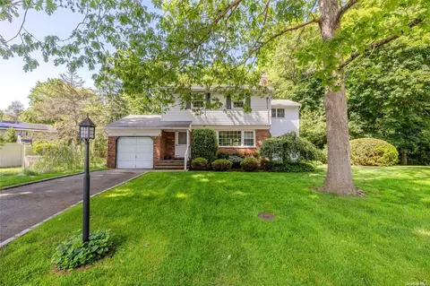7 Peter Ct, Huntington Station, NY 11746