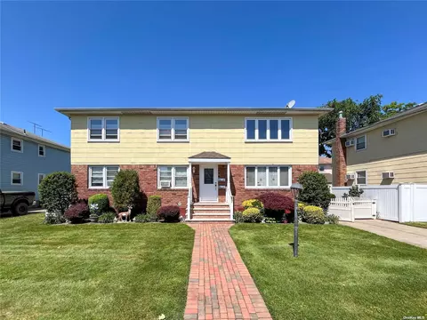 67 Farnum Blvd, Franklin Square, NY 11010