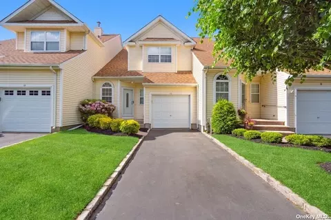 10 Blueberry Ct #10, Melville, NY 11747