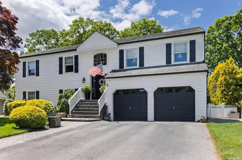 10 Graystone Ln, Smithtown, NY 11787