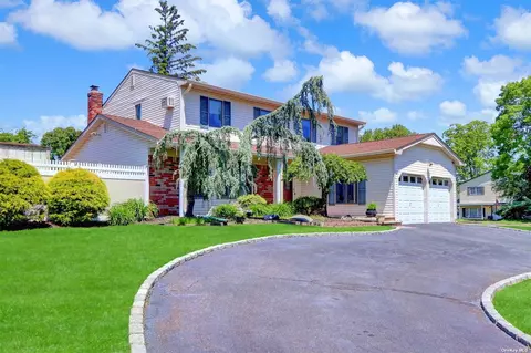 36 Beaumont Ln, Lake Grove, NY 11755