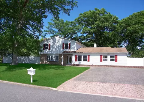 1 Wicket St, Coram, NY 11727