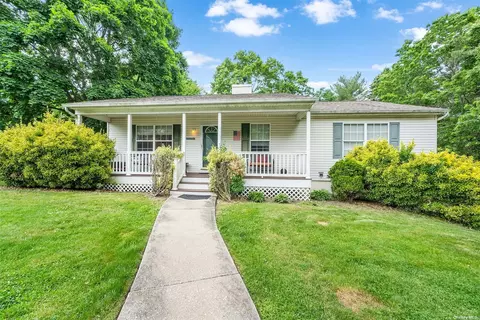 28 Knolltop Dr, Nesconset, NY 11767