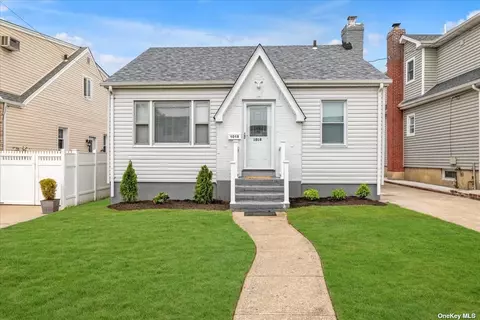 1018 Rosegold St, Franklin Square, NY 11010