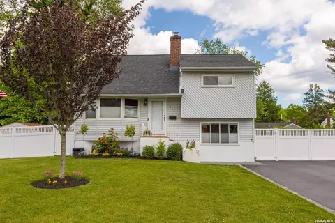 565 Peter Paul Dr, West Islip, NY 11795