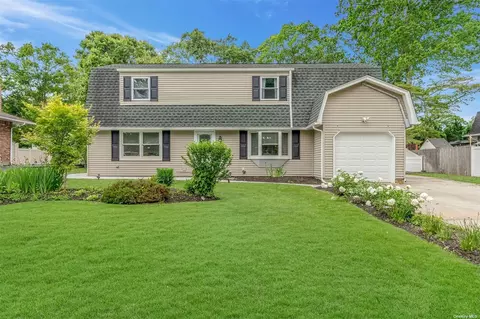 90 Mcgaw Ave, Lake Grove, NY 11755