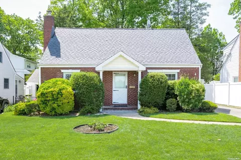 33 Briarcliff Dr, Merrick, NY 11566