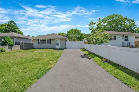 5 Hollywood Dr, Shirley, NY 11967