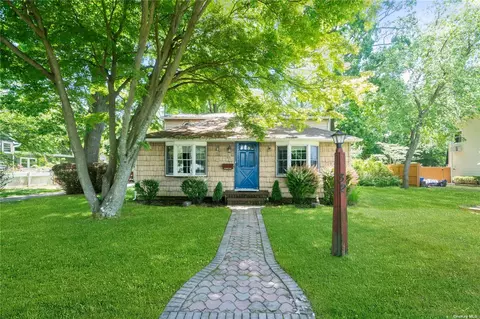 32 Starlight Dr, East Islip, NY 11730