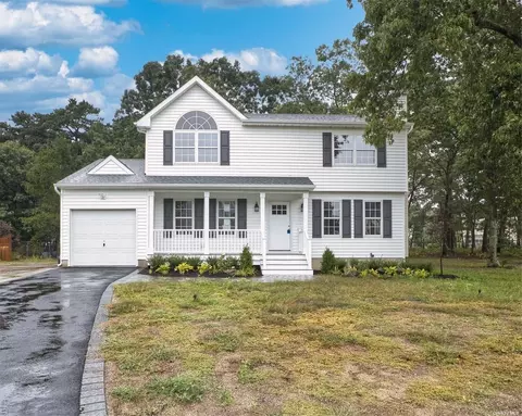 55 Gaetano Ln, Coram, NY 11727
