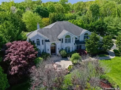 2 Nadia Ct, Smithtown, NY 11787