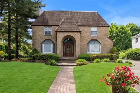 280 Park Ave, Westbury, NY 11590