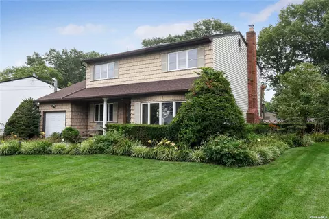 18 Apple St, Central Islip, NY 11722