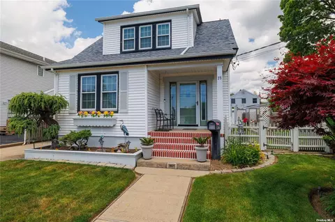 75 Pine St, Oceanside, NY 11572