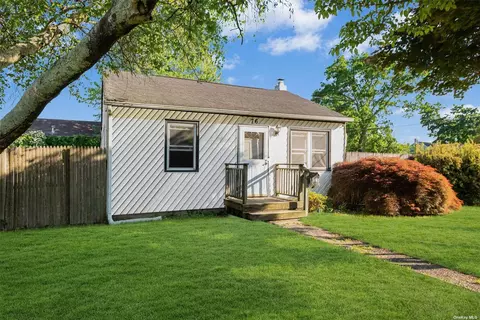 76 17th St, West Babylon, NY 11704