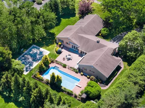 15 N Gaul Rd, Setauket, NY 11733