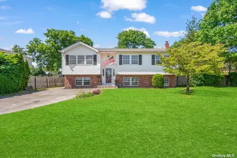 5 June St, Lindenhurst, NY 11757