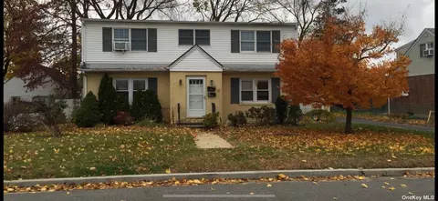 14 Smith St, Glen Cove, NY 11542