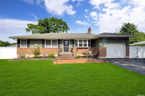 124 Atlantic Ave, East Islip, NY 11730
