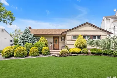 788 Oak Pl, East Meadow, NY 11554
