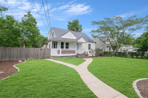 169 Shaber Rd, Patchogue, NY 11772