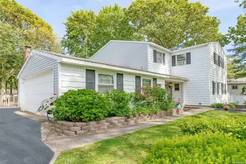 3 Barclay Dr, Coram, NY 11727