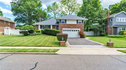 524 Alicia Dr, Westbury, NY 11590