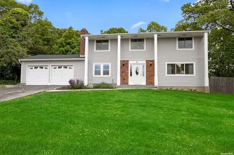 16 Wedge Ln, Selden, NY 11784