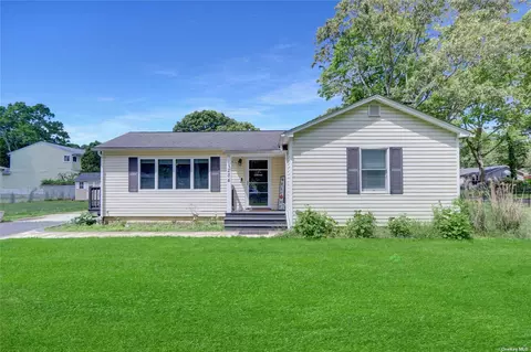 284 Monroe Dr, Mastic Beach, NY 11951