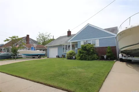 12 Hayes Rd, Amity Harbor, NY 11701