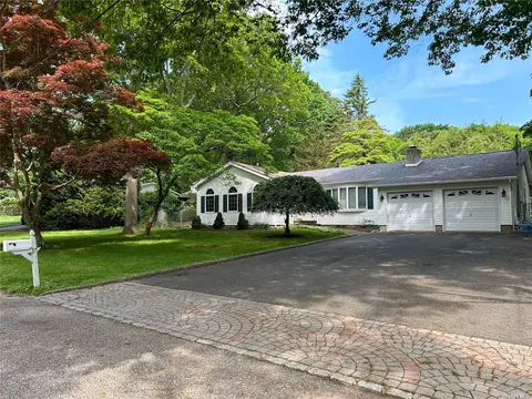 17 Mary St, Miller Place, NY 11764