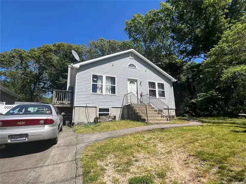 93 Gray Ave, Medford, NY 11763