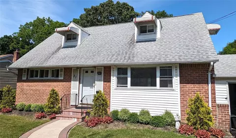 31 Marvin Ln, Commack, NY 11725