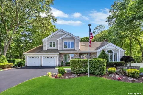 4 Cori Ln, Bohemia, NY 11716