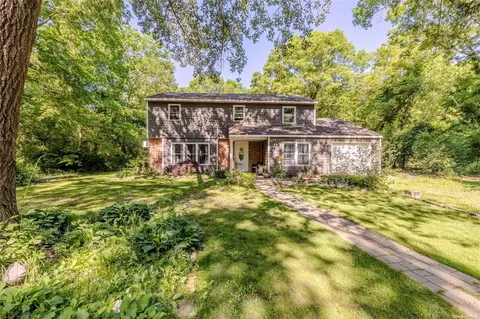 12 Maxa Ct, Manorville, NY 11949