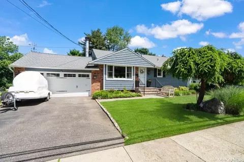 41 Miller Blvd, Syosset, NY 11791